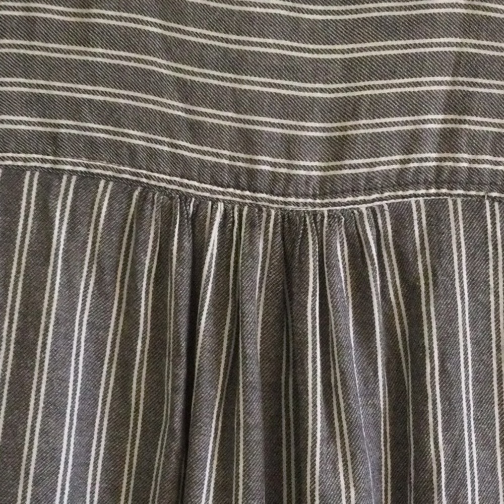 Sleeveless Striped Blouse - Picture 5 of 9